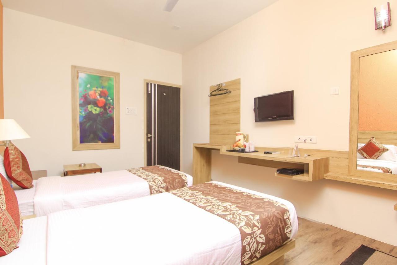 Hotel R B International Varanasi Exterior photo